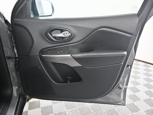 Used 2020 Jeep Cherokee Limited image 12