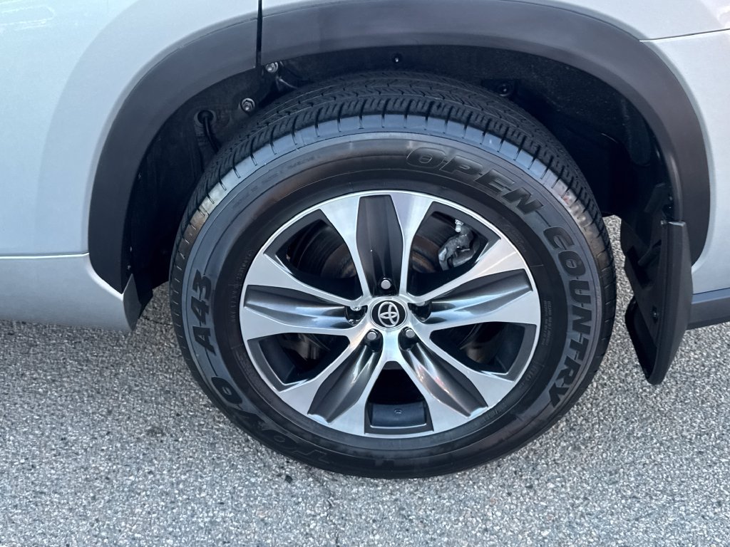 Used 2024 Toyota Highlander XLE AWD/4WD image 42