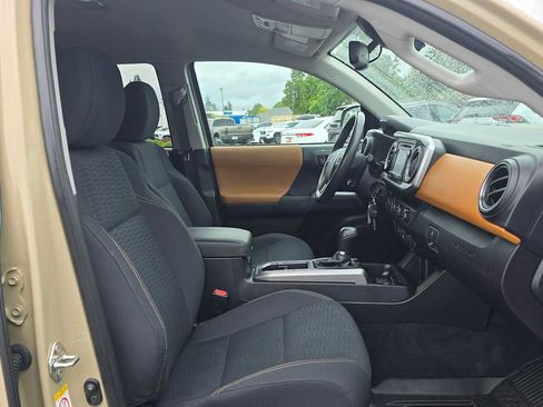 Certified 2018 Toyota Tacoma SR5 AWD/4WD image 12