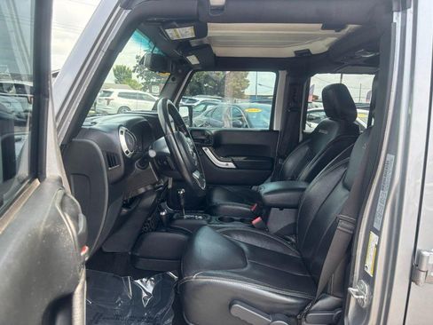 Used 2017 Jeep Wrangler Unlimited Sahara w/ Connectivity Group AWD/4WD image 8