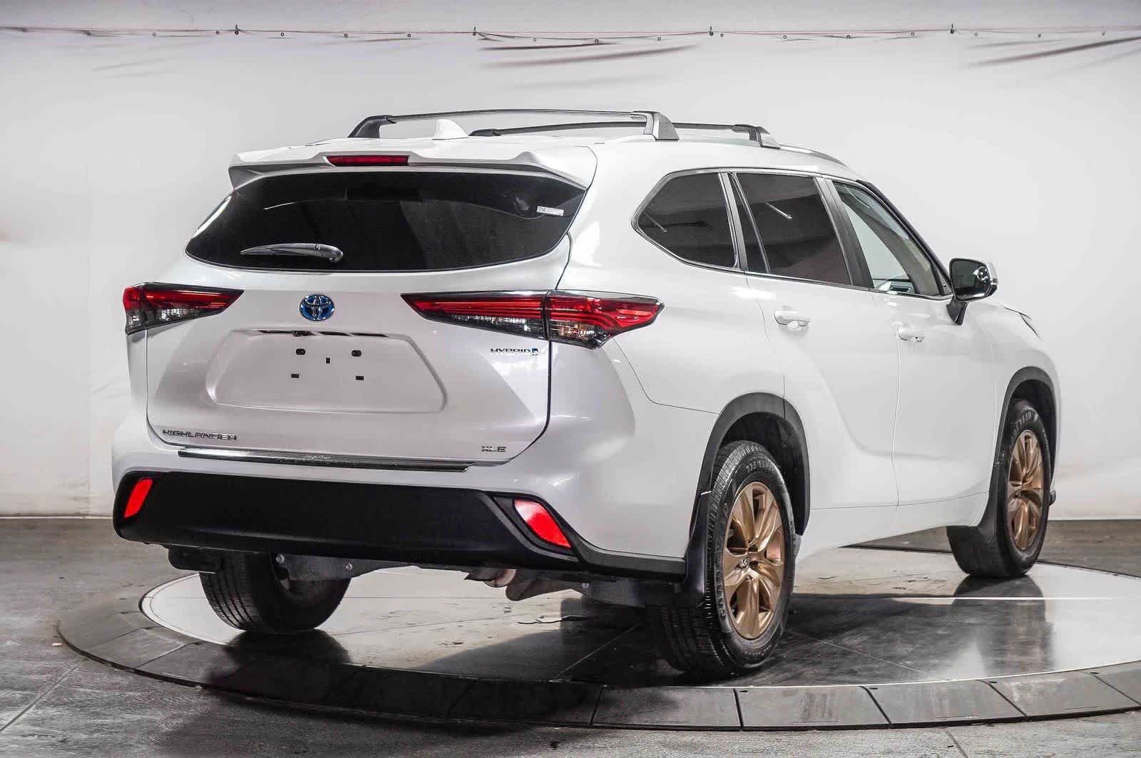 Used 2023 Toyota Highlander Bronze Edition FWD image 4