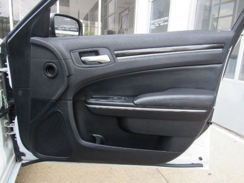 Used 2015 Chrysler 300 Limited image 17
