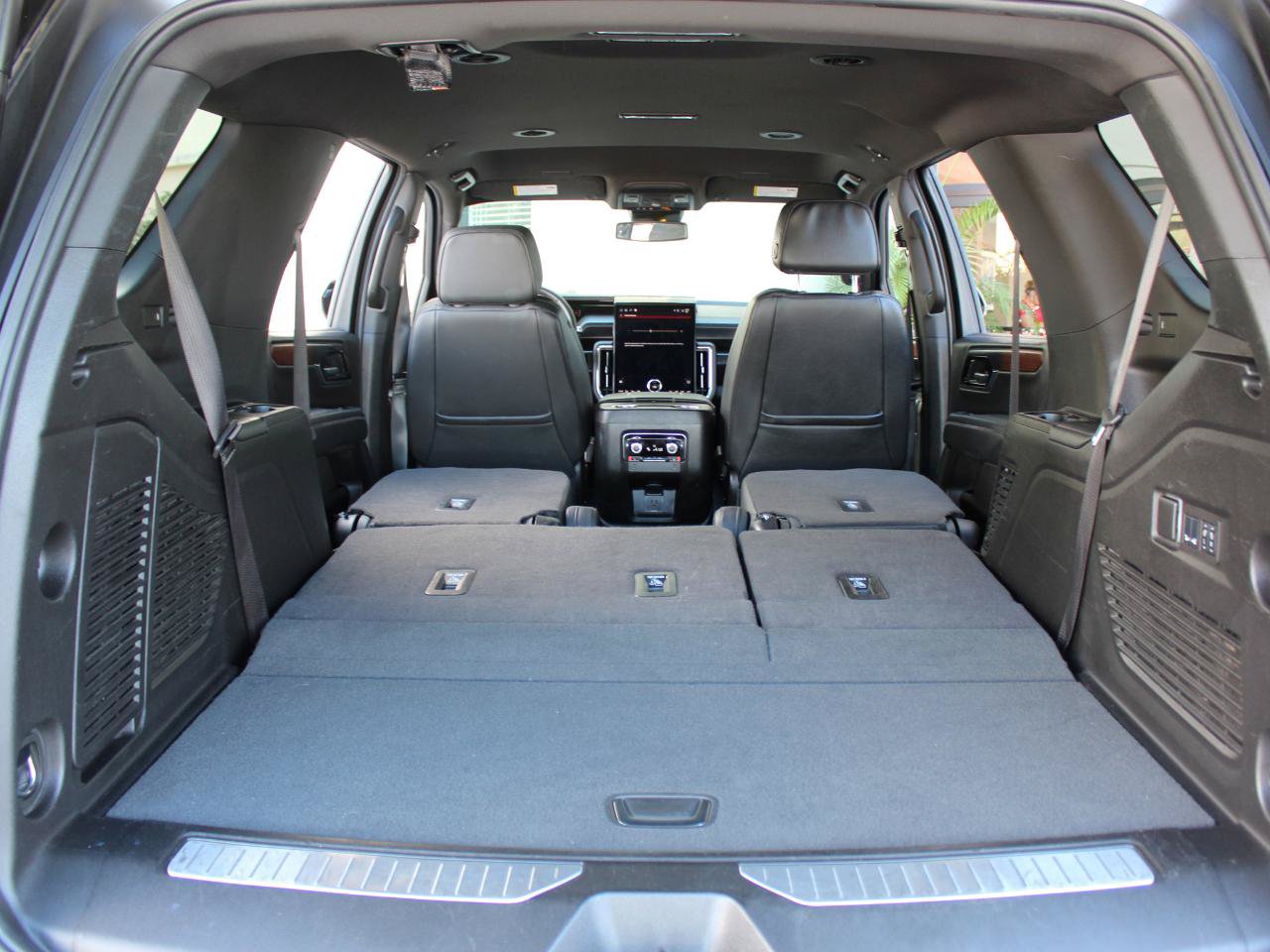 Used 2025 GMC Yukon Denali RWD image 38