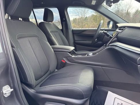 Used 2025 Jeep Grand Cherokee Laredo w/ Luxury Tech Group I image 21