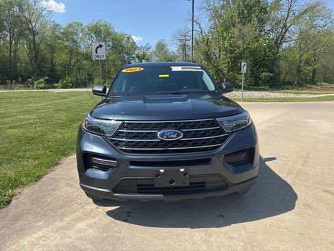 Used 2023 Ford Explorer XLT AWD/4WD image 2
