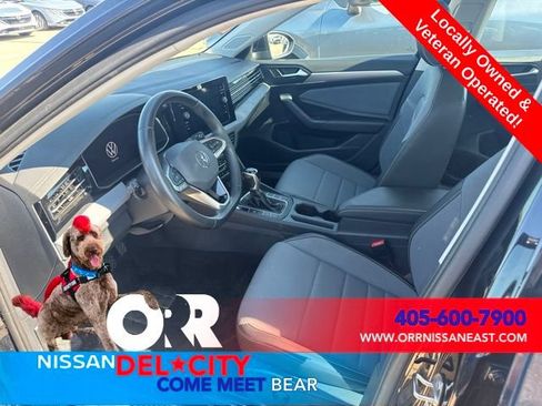 Used 2025 Volkswagen Jetta SE FWD image 3