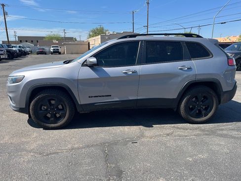 Used 2019 Jeep Cherokee Latitude Plus AWD/4WD image 6