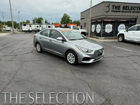 Used 2021 Hyundai Accent SE FWD image 1