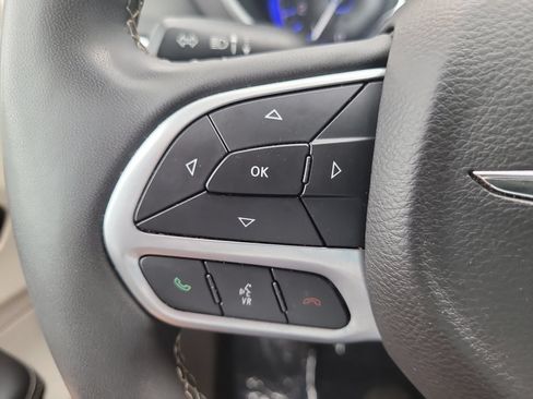 Used 2024 Chrysler Pacifica Touring-L FWD image 30