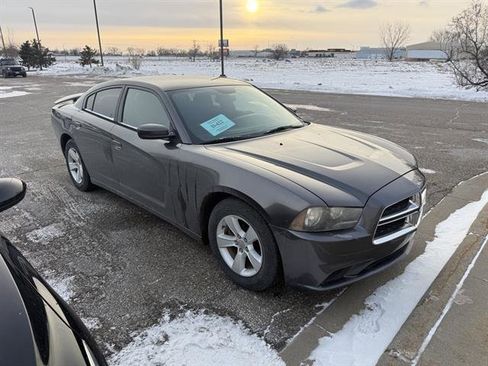 Used 2013 Dodge Charger SE image 3