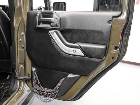 Used 2016 Jeep Wrangler Unlimited Rubicon w/ Connectivity Group image 34