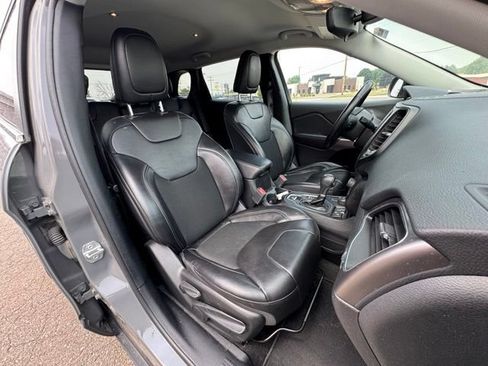 Used 2021 Jeep Cherokee Latitude Plus AWD/4WD image 11