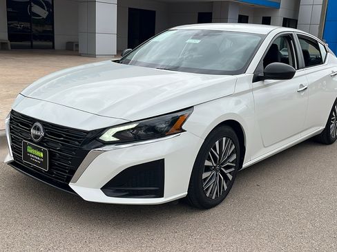 Used 2025 Nissan Altima 2.5 SV FWD image 3