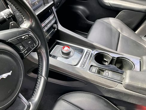 Used 2017 Jaguar F-PACE Premium image 16