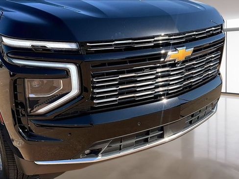 Used 2025 Chevrolet Suburban High Country AWD/4WD image 31