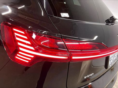 Used 2023 Audi e-tron Premium Plus w/ Premium Plus Package image 29
