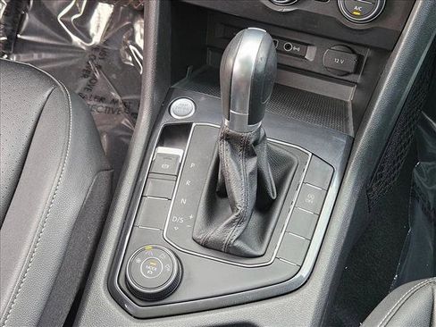 Used 2019 Volkswagen Tiguan SE image 18