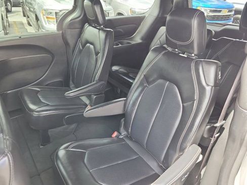 Used 2025 Chrysler Pacifica Select FWD image 11