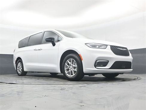 New 2026 Chrysler Pacifica Select image 44