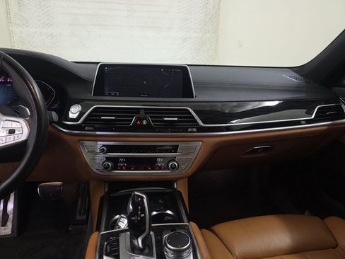 Used 2022 BMW 740i w/ M Sport Package image 8