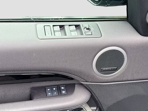 Used 2024 Land Rover Discovery S image 18