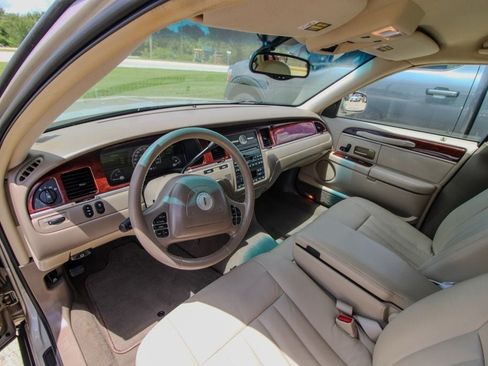 Used 2004 Lincoln Town Car Signature RWD image 14