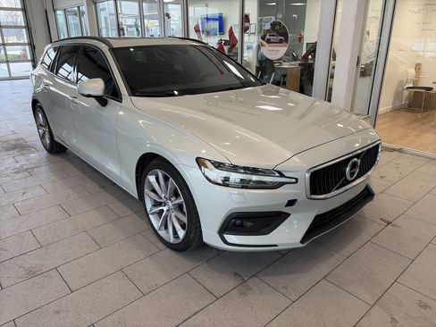 Used 2020 Volvo V60 T5 Momentum image 3