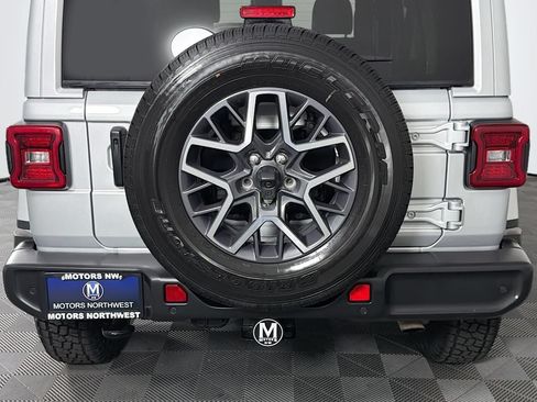 Used 2024 Jeep Wrangler Unlimited Sahara w/ Technology Group AWD/4WD image 22