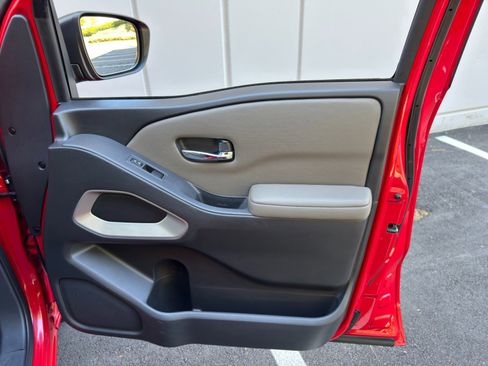 Used 2022 Nissan Frontier SV image 32