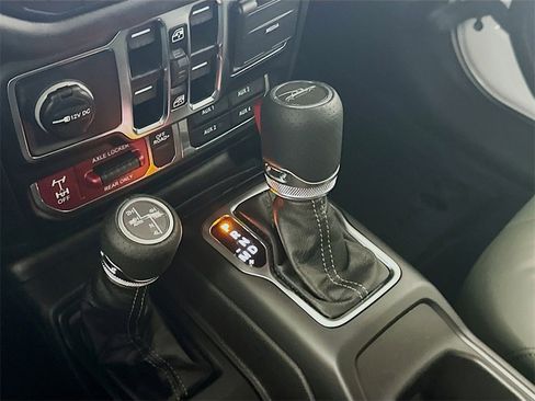 New 2025 Jeep Gladiator Mojave image 12