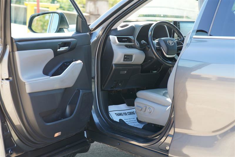 Used 2020 Toyota Highlander XLE AWD/4WD image 46