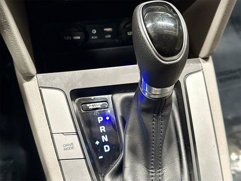 Used 2017 Hyundai Elantra SE image 16