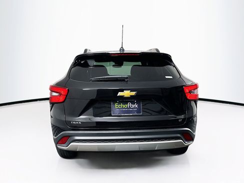 Used 2025 Chevrolet Trax LT FWD image 7