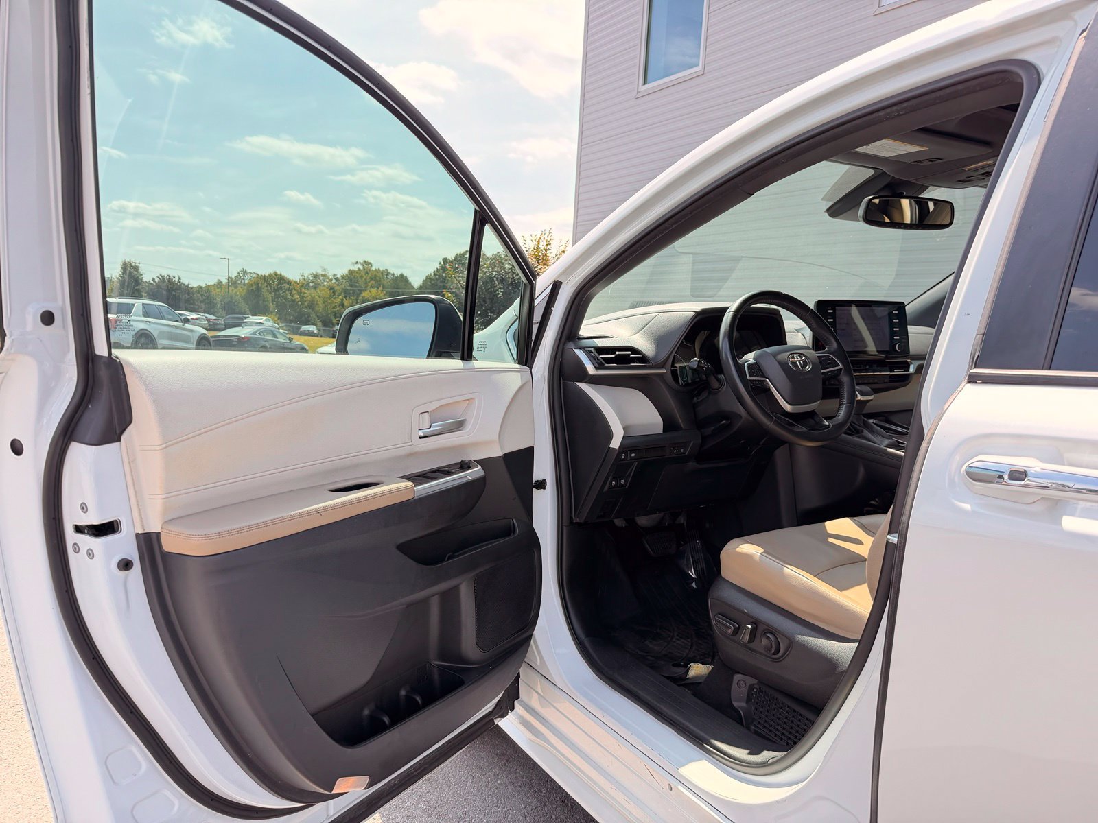 Used 2021 Toyota Sienna XLE FWD image 14