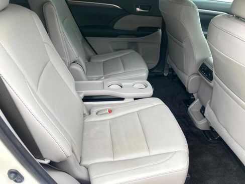Used 2018 Toyota Highlander Limited w/ Carpet Mat Package (TMS) AWD/4WD image 15