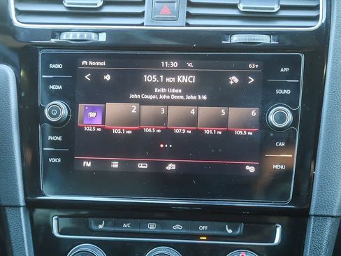 Used 2018 Volkswagen GTI SE image 11