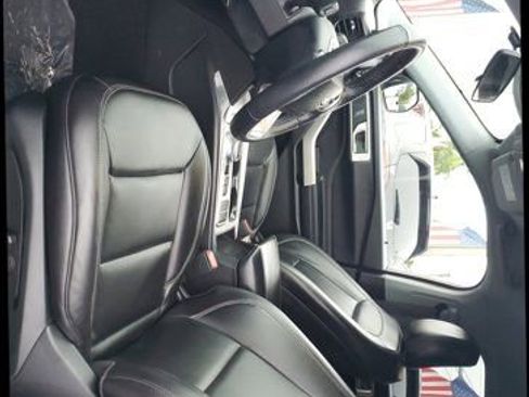 Certified 2022 Ford Explorer XLT w/ Equipment Group 202A image 15