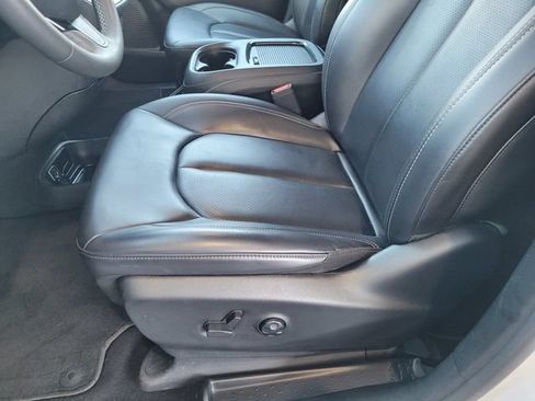 Used 2024 Chrysler Pacifica Limited FWD image 16