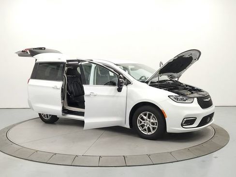 Used 2024 Chrysler Pacifica Touring-L FWD image 9