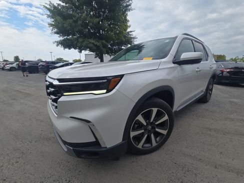 Used 2023 Honda Pilot Elite image 3