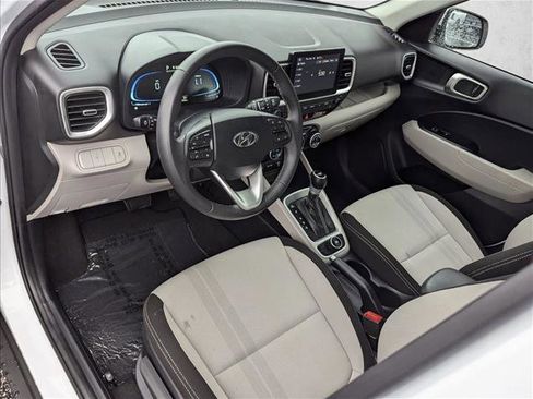 Certified 2025 Hyundai Venue SEL image 10