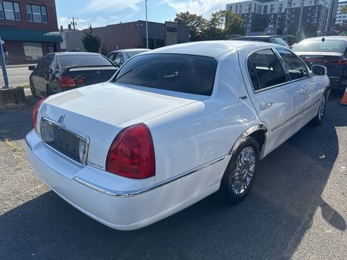 Used 2009 Lincoln Town Car Signature Limited image 6