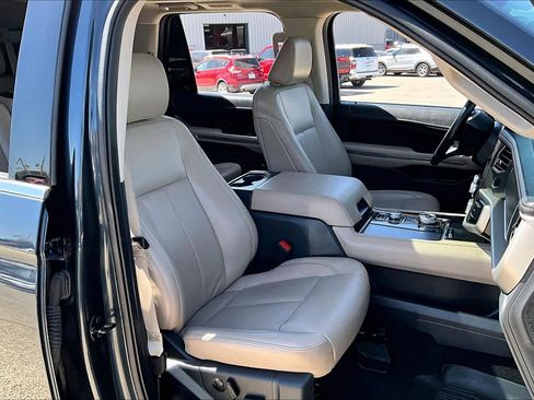 Used 2024 Ford Expedition Max XLT image 9