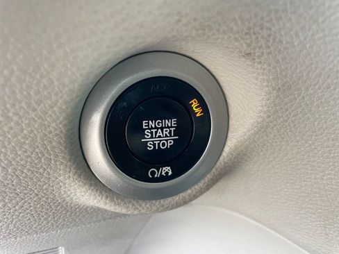 Used 2023 Chrysler Pacifica Touring-L FWD image 6