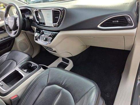 Used 2022 Chrysler Pacifica Touring-L FWD image 15