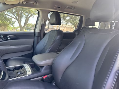 Used 2025 Kia Carnival FWD image 2