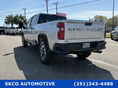 Used 2021 Chevrolet Silverado 2500 Custom w/ Custom Value Package image 3