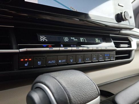 Used 2023 Toyota Sienna Limited image 20