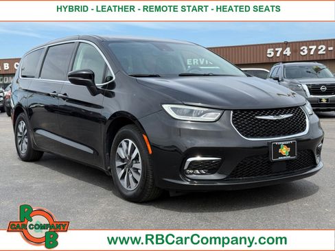 Used 2023 Chrysler Pacifica Touring-L FWD image 1