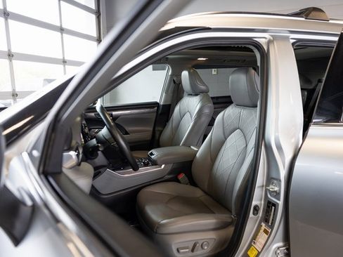 Used 2021 Toyota Highlander Platinum image 11